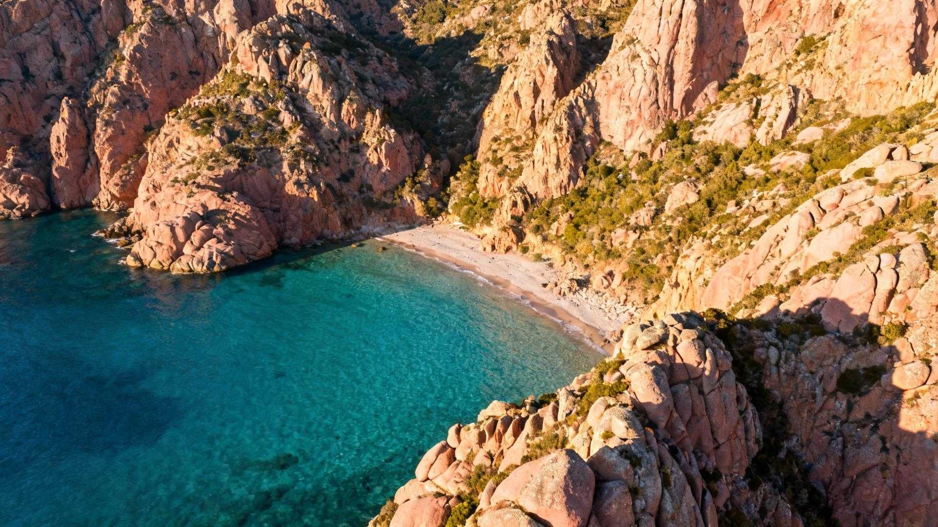 Augustus op Corsica betekent middaghitte van 32°C op de rode rotsen van Calanques de Piana. Drie toeristenboten lossen 450 bezoekers tegelijk bij Scandola Reserve. Hotels in Porto rekenen €275 per nacht. Maar vijf maanden eerder gloeien dezelfde UNESCO-kliffen in zacht ochtendlicht. Geen boot verstoort de stilte. Hotelprijzen dalen naar €120 per nacht. Dit is Corsica's best bewaarde timing-geheim. Terwijl 3,2 miljoen toeristen zich verdringen in juli-augustus, claimen 340.000 lokale bewoners hun eiland terug in mei en oktober. Het mediterrane klimaat blijft mild. De vulkanische landschappen kleuren intenser. De authentieke Corsicaanse cultuur komt tevoorschijn. Waarom augustus het verkeerde moment is voor Corsica's UNESCO-natuur De realiteit van het hoogseizoen toont een ander gezicht. Scandola Reserve, sinds 1983 UNESCO-werelderfgoed, bereikt maximale capaciteit. Boottochten kosten €85 met twee uur wachttijd. Bezoekers verdringen zich bij de roze granieten kliffen van Calanques de Piana. Het eiland van 8.680 km² absorbeert moeilijk de mensenmassa's. Temperaturen stijgen tot 30°C aan de kust. Bergdorpen zoals Girolata worden onbereikbaar door drukte. De mediterrane maquis verschroeit onder de zon. Napoleon's geboorteplaats Ajaccio verdrinkt in toeristen. Parkeerplaatsen bij Gulf of Porto zitten vol om 09:00 uur. Restaurants verhogen prijzen met 40%. Het mediterrane patroon herhaalt zich: hoogseizoen vernietigt de authenticiteit die reizigers zoeken. Het mei-oktober venster: wanneer Corsica's maquis bloeit zonder mensenmassa's Visuele explosie bij perfecte temperaturen Mei brengt wandeltemperaturen van 13-20°C. De mediterrane maquis explodeert in bloei. Smaragdgroene bergmeren in Restonica Vallei vullen zich met smeltwater. Vulkanische rotsen van Scandola gloeien zonder hitte-waas. Îles Sanguinaires zonsondergangen hebben 5 bezoekers versus 200 in augustus. Oktober behoudt de warmte met 17-22°C gemiddelde temperaturen. Zeewater bereikt nog steeds 21°C. Calanques de Piana's roze graniet vangt het zachte licht zonder menselijke drukte. De 200+ stranden worden leeg na 17:00 uur. Culturele kalmte: locals claimen hun eiland terug Dorpjes zoals Girolata worden toegankelijk zonder boottocht-chaos. Authentieke Corsicaanse keuken keert terug. Wild zwijn en brocciu-kaas kosten €22 versus €35 in augustus. Restaurants in Porto hebben plaats om 19:00 uur. Lokale festivals vieren de kastanjeoogst in oktober. Zoals Jacques Morelli van lokale ondernemingen uitlegt: "Toeristen zoeken de unieke combinatie van zee en bergen die elders moeilijk te vinden is. Maar in oktober ervaren ze dit zonder de drukte die de ervaring verstoort." De concrete kosten-transformatie die september onthult Dramatische prijsdalingen Accommodatiekosten transformeren volledig. Camping daalt van €72 naar €38 per nacht. 3-sterren hotels kosten €82 versus €147 in augustus. Luxe accommodatie valt van €400 naar €200 per nacht. Franse kustgebieden tonen vergelijkbare patronen. Vluchten vanaf Amsterdam naar Ajaccio kosten €142 in oktober versus €341 in augustus. Retourvluchten naar Bastia dalen van €312 naar €129. De 2,5-3 uur vluchtijd blijft identiek. Veerbootprijzen van €50-120 per enkele reis veranderen niet. Activiteiten zonder wachtrijen Boottochten naar Scandola Reserve kosten €52 versus €85 hoogseizoen. Nieuwe elektrische boten opereren uitsluitend 07:00-10:00 uur voor €58. Wandelroutes in Restonica Vallei worden toegankelijk zonder middaghitte-stress. Frans natuurerfgoed biedt vergelijkbare voordelen buiten hoogseizoen. Restaurants serveren lokale specialiteiten tegen normale prijzen. Civet de sanglier kost €22 versus €35 augustus. Kastanje desserts worden seizoensgebonden. Ambachtelijke kaasproductie in bergdorpen opent deuren voor bezoekers. Oktober 2025: het ultieme venster dat locals prefereren Marie-Laure Rossi, eigenaresse van Hôtel Colomba in Porto Vecchio, bevestigt: "Oktober geeft 85% kamerbezetting versus 99% augustus. Maar langere verblijven en lagere operationele kosten maken oktober winstgevender." Het Corsica Bike Festival van 24-26 oktober 2025 in Île-Rousse trekt internationale deelnemers. Kastanjefestivals beginnen eind oktober. UNESCO-sites blijven volledig toegankelijk tot november. Mediterrane bestemmingen bevestigen oktober als ideale maand. Scandola Reserve biedt 3 boottochten per dag versus 8 in augustus. Maximum 75 bezoekers per dag houdt de biodiversiteit beschermd. Elektrische boten garanderen stille natuurbelevingen. Jouw Vragen Over Corse,France,Île / Nature Beantwoord Wat als het regent in mei of oktober? Corsica kent mediterraan klimaat met laagste regenval in mei. Oktober toont 28% regenkans versus juli's 4%. Maar 83% van oktoberdagen heeft meer dan 6 uur zonneschijn. Drukte-reductie van 76% compenseert lichtelijk hogere regenkans ruimschoots. Zijn alle UNESCO-sites open buiten hoogseizoen? Scandola Reserve opent april-oktober met boottochten tot 2 november. Calanques de Piana blijft jaarrond toegankelijk. Gulf of Porto kent geen seizoensbeperkingen. Bergpassen sluiten pas november-maart. Oktober biedt volledige toegang tot alle natuurlijke UNESCO-locaties. Hoe vergelijkt Corsica met Sardinië qua timing? Beide eilanden delen mediterraan klimaat. Corsica's UNESCO-status sinds 1983 garandeert betere crowd-control. Sardinië trekt meer jachttoerisme in schouderseizoen door Costa Smeralda. Corsica behoudt authentiekere sfeer met 132 toeristen per km² versus Sardinië's 148. Ochtendlicht kleurt de Calanques oranje in perfecte stilte. Een wandelaar fotografeert vulkanische grotten zonder wachten. €82 per nacht, 19°C ideale temperatuur, geen motorboot-geluid. Dit is Corsica's werkelijke gezicht dat 3,2 miljoen zomerbezoekers missen, maar 340.000 locals het hele jaar koesteren.