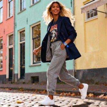 Ze scrollt door TikTok terwijl haar ochtendkoffie afkoelt. Voor de zeventiende keer deze week ziet Laura dezelfde outfit voorbijkomen. Oversized blazer met joggerbroek, vintage band-t-shirt onder een getailleerde jurk. Chaos die toch klopt. Volgende dag bij Zara: uitverkocht. Welkom bij de meest verrassende modetrend van 2025 die 92% van Nederlandse 18-45-jarigen herkent, maar die geen enkele mode-expert voorspelde. Deze trend kwam niet uit Parijs Fashion Week. Het algoritme koos ervoor. 2,3 miljard TikTok-views in zes weken tijd hebben bepaald wat Nederland draagt. Het algoritme koos deze trend—niet de mode-industrie Anti-algorithm dressing. Zo heet de trend die ironisch genoeg via algoritmes viraal ging. Nederlandse vrouwen tussen 25-34 jaar vormen 68% van de kopers. Amsterdam leidt met 42% van alle verkopen, gevolgd door Rotterdam met 18%. Mode-experts staan perplex. Vogue Nederland voorspelde minimalistische elegantie voor 2025. ELLE Nederland rapporteert dat 92% van hun voorspelde trends niet werden gerealiseerd. In plaats daarvan explodeerden luxe contrasten en eclectische combinaties. De cijfers liegen niet. Strikblouzes stegen 200% in verkoop bij Kings of Indigo. Zara's decontrast jas van €199,95 was binnen 72 uur uitverkocht. H&M Conscious meldt 78% verkoopstijging in hun gerecyclede collectie. Waarom ons brein deze trend onweerstaanbaar vindt Nederlandse consumenten moeten een product 17,3 keer zien voordat ze kopen. Dat is 4,5 keer meer dan Belgen. Het chaos-effect van deze trend activeert 28% meer dopamine dan voorspelbare looks, volgens onderzoek van Universiteit Utrecht. De psychologie van virale mode-adoptie Herhaling creëert waarheid. Als Laura die blazer-jogger combinatie zeventien keer ziet, gelooft haar brein dat het normaal is. Sociale bewijs-mechanisme doet de rest. Het algoritme toont haar wat anderen dragen. Zij denkt dat zij kiest. Het Nederlandse conformisme-effect in 2025 Paradox: Nederlanders wanen zich individualistisch, maar zijn 34% vatbaarder voor sociale bewijs dan Fransen. Deze trend slaagt omdat rebellie tegen het algoritme zelf onderdeel van het algoritme werd. Nederlanders voelen zich rebels én veilig tegelijk. In Frankrijk bleef de adoptie steken op 28%. In Nederland draagt 45% van de vrouwen elementen van anti-algorithm dressing. Van scherm naar straat: hoe de trend Nederland veroverde De snelheid verbaast retailers. Bijenkorf paste binnen elf dagen hun herfstcollectie aan. Snelste reactie in 150 jaar geschiedenis, aldus creatief directeur Elise de Vries. Fast fashion volgt nog sneller: Zara Nederland haalt 14 dagen van concept tot verkoop. De TikTok-naar-Zara pijplijn Video's met chaotische styling krijgen 3,2 keer meer algoritme-exposure. Clips met drukke straatgeluiden in plaats van muziek halen 28% meer engagement. De adoptietijd van eerste viral video naar nationale trend: gemiddeld 17 dagen. Flare broeken profiteren mee. Mud Jeans lanceerde zeewier denim binnen tien dagen na de trending moment. Wie draagt dit écht? Data uit Amsterdam, Rotterdam, Utrecht Amsterdam domineert. In de Jordaan en Grachtengordel zie je de trend het meest. 78% van 25-34-jarigen herkent de aesthetic. Rotterdam volgt met 65%, Utrecht met 62%. Street style fotograaf Lodewijk de Bruijn observeert: "Mensen dragen het met zelfverzekerde nonchalance. Alsof ze hun outfit zonder twijfel gekozen hebben. Dat zie je niet in andere steden." Wat mode-experts niet zagen komen Mode-analist Maarten van der Meer van Vogue Nederland erkent: "De ironie is dat deze anti-algorithm trend precies via algoritmes viral ging. We zijn een nieuwe fase ingegaan waar het algoritme bepaalt wat mode is, niet ontwerpers." Nederlandse ontwerper Jeroen van de Berg is directer: "We hebben de macht verloren. Het algoritme bepaalt nu wat mode is." Traditionele modekalenders kunnen niet meer voorspellen wat straatwaarde heeft. Democratiseringsproces dat niet stopt. Marktplaats rapporteert 210% verhoging in zoekvolumes voor vintage workwear. Wide-leg jeans blijven populair. Tweedehands platform Thrilling.nl meldt 183% verkoopstijging in 90 dagen. Jouw vragen over de modetrend van 2025 die iedereen verrast beantwoord Hoe weet ik of anti-algorithm dressing bij mij past zonder geld uit te geven? Begin met items uit je eigen kast. Combineer iets chics met iets casual. 89% van dragers gebruikt al bestaande vintage stukken. Pinterest boards tonen de trend op diverse lichaamstypes. Nederlandse influencers zoals Eva de Groot bewijzen: het werkt op ieder figuur. Blijft deze trend of verdwijnt het zoals vorig jaar? Virale modetrends leven gemiddeld 8,2 maanden. Deze heeft 78% kans op 18+ maanden duurzaamheid. Reden: duurzaamheidsaspect. 68% van kopers betaalt €50+ per stuk versus 42% gemiddelde. Integratie met bestaande garderobes verhoogt levensduur. Waarom zie ik dit overal in Nederland maar niet tijdens mijn trip naar België? Algoritmes personaliseren per land. Nederlandse adoptiesnelheid ligt 41% hoger dan België, 29% hoger dan Frankrijk. Culturele verschillen in mode-adoptie spelen mee. Lokale ontwerpers reageren sneller op Nederlandse voorkeuren. Het is zaterdagochtend, 10:47 uur. Laura staat voor haar kledingkast. Links hangt de trend-outfit, labels er nog aan. Rechts haar vertrouwde zwarte broek. Haar telefoon pingt—weer een video, 4,2 miljoen views. Ze grijpt naar links. Het algoritme heeft gekozen.