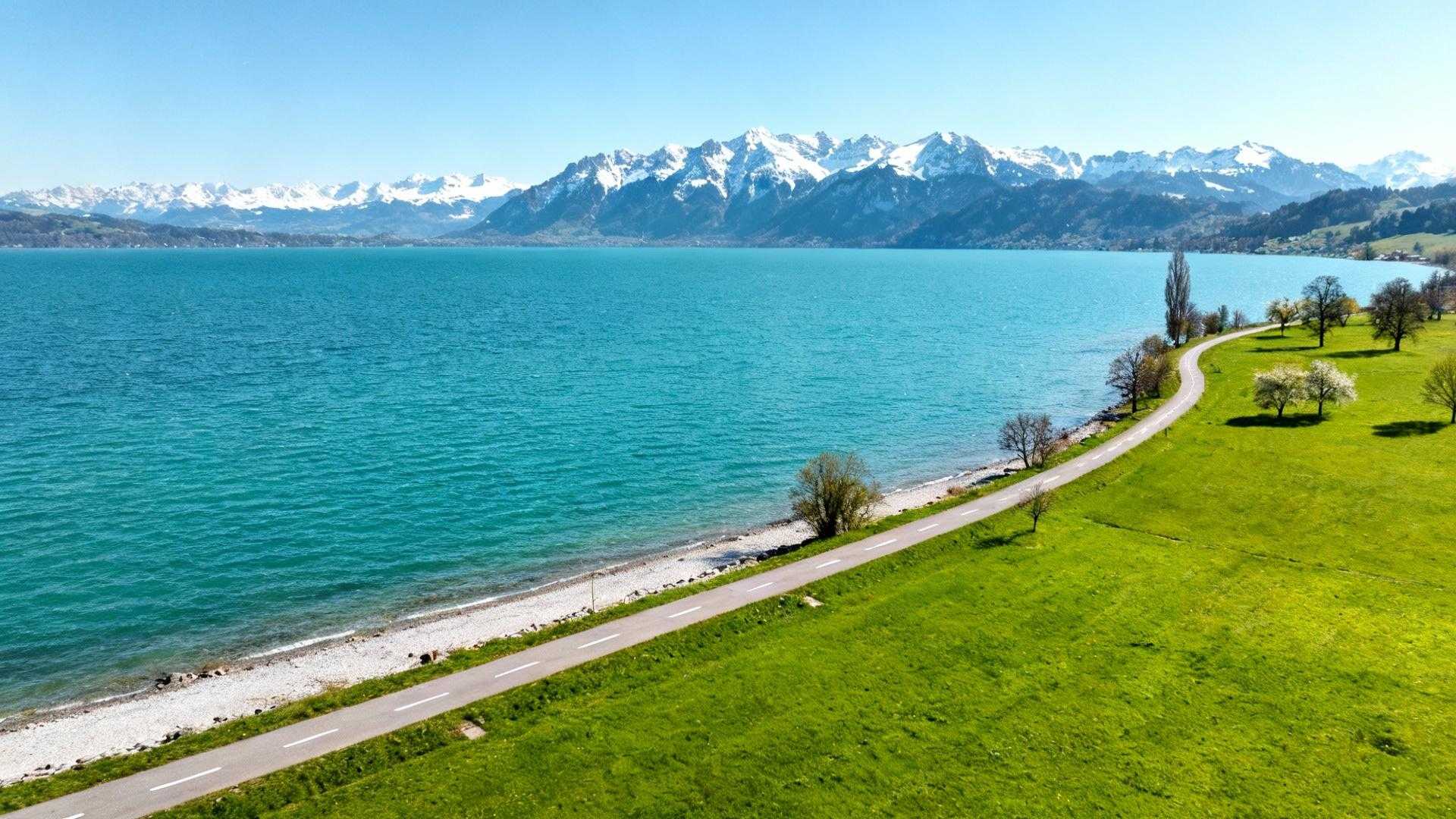 Augustus aan de Konstanzer haven: wachtrijen bij fietsverhuur, 32°C middaghitte, hotels vanaf €250. Contrast met een mei-ochtend om 08:00: lege Bodensee-Radweg, 18°C ideale temperatuur, Alpenpanorama glinstert in ochtendlicht. Het timing-geheim van de 273 km drie-landen-fietsroute ligt niet in de zomer. Mei en september transformeren dezelfde route van gehaast toeristenpad naar ontdekkingsreis. Locals weten dit al 30 jaar. Het seizoensgeheim van 273 kilometer Bodensee-Radweg Augustus betekent 2,15 miljoen bezoekers geconcentreerd in 8 weken. Hotels €220-265 per nacht in Konstanz. Fietspaden delen met groepen van 40+ toeristen bij iconische stops. Mainau bloemeneiland: 3.500 bezoekers per dag versus 800 in mei. Mei en september bieden een transformatie. Temperaturen schommelen tussen 18-22°C, perfect voor 60-80 km dagetappes. Hotels dalen naar €120-180, Weinfeste zonder massahype, lege uitzichtpunten op de Alpen. Bij helder weer strekt het zicht zich 200+ km uit over de bergkammen. September telt 25 dagen met dit Alpine panorama, augustus slechts 15. Drie landen, drie redenen voor mei-timing De grensoverschrijdende ervaring beloont juiste timing. Elk land ontvouwt zijn charmes zonder augustusdrukte. Duitsland: Reichenau abdij zonder wachtrijen Mei betekent UNESCO-site Reichenau eiland zonder toeristenbussen. Het in 724 na Christus gebouwde klooster met Romaanse fresco's biedt 15 minuten solo-contemplatie. Augustus-groepen krijgen slechts 3 minuten. Lokale asperge-seizoen april-juni serveert restaurants verse Bodensee asperges voor €14,90. Zwitserland: Stein am Rhein's gevelschilderingen in ochtendlicht Een 09:00 mei-ochtend betekent gouden licht op 16e-eeuwse fresco's. Geen fotograferende massa's verstoren de ervaring. Lokale markten woensdag en zaterdag verkopen verse kazen zonder souvenirwinkels-overload. Müller-Thurgau proeverij bij Weingut Hofstetten kost €5 inclusief kaasplankje. Oostenrijk: Bregenz festival-alternatief September biedt Bregenzer Festspiele naklank met kleinere voorstellingen €38-59. Juli-augustus tickets kosten €150+ met hotelschaarste. Volgens Elena Fischer, restaurant-eigenaar in Bregenz: "September brengt 50% locals versus 80% toeristen in augustus. Onze Felchen-menu daalt van €22,50 naar €19,50." De concrete voordelen: €270 bespaard + lege Mainau Praktische timing-winst toont zich in elke uitgave. Accommodatie-arbitrage scheelt honderden euro's per verblijf. Accommodatie-arbitrage Augustus: Konstanz hotels €220-265, Lindau vanaf €190, Bregenz €180. Mei en september: zelfde hotels €120-195. B&B's in Meersburg zakken naar €75. Totale 4-nacht besparing: €270-450 voor identieke kamers. Hotelbezetting daalt van 92% naar 68-75%. Mainau bloemeneiland zonder wachtrijen Mei bloeit met tulpen en rhododendrons, 800 bezoekers per dag. September toont 250+ dahlia-soorten, vlinderhuis zonder schoolgroepen. €22 entree geeft 4+ uur sereniteit versus 1,5 uur gehaaste fotostops. Volgens Andrea Müller, Seehotel Mainau: "Gasten blijven langer in september - gemiddeld 4,2 nachten versus 3,1 in augustus." Fischknusperli bij lokale vissers Mei-september betekent verse vangst direct van Bodensee vissers. Restaurants in Überlingen en Friedrichshafen serveren gefrituurde vis €11,50-19,50. Augustus toeristenprijs: €22-28 voor hetzelfde gerecht. Hans Breuer, visser sinds 1998: "Kom voor 08:30 – daarna is de vis op." Waarom locals september al 9 maanden vooruit boeken Duitse, Zwitserse en Oostenrijkse fietsers reserveren februari-maart voor september-rondjes. Gouden lariksen kleuren vooralpiene zones, Federweisser-seizoen begint 29 september. Zwiebelkuchen festivals in Konstanz (12 september) en Überlingen (19 september) kosten €6 per portie. Temperaturen 15-20°C ondersteunen 60-80 km dagetappes zonder middaghitte. Hotels Konstanz-Meersburg-Lindau boeken vol door locals die augustus-chaos vermijden. Thomas Weber, Konstanz Fahrradverleih: "70% van onze vaste klanten kiest september." Jouw vragen over Lac de Constance fietsen beantwoord Wat is de optimale dagelijkse afstand op de Bodensee-Radweg? 60-80 km per dag betekent comfortabel tempo voor 4-5 dagen volledige rondrit. De totale 273 km route met mei-september temperaturen (18-22°C) ondersteunt langere etappes. E-bike verhuur kost €29-32 per dag bij Konstanz en Friedrichshafen stations. 92% dedicated fietspaden gescheiden van verkeer. Welke lokale specialiteit moet je absoluut proeven? Kässpätzle (kaasnoedels) €11,50 bij Gasthäuser in Meersburg. Bodensee Felchen gepocheerd met peterseliesaus €19,50. Lokale wijnen uit Meersburg vignobles (Müller-Thurgau) €4-6 per glas. Federweisser start eind september bij Weingut Hofstetten voor €4,50 per glas. Hoe verhoudt Bodensee zich tot andere Europese meerfietsroutes? 273 km Bodensee-Radweg biedt drie-landen-ervaring die Lac Léman (160 km) en Lago Maggiore (120 km) missen. Alpenpanorama superieur, infrastructuur uitstekend. Culturele diversiteit (Duitse, Zwitserse, Oostenrijkse keuken + architectuur) blijft uniek. Jan Peters, ADFC: "Geen andere meer heeft 3 landen, 4 eilanden en UNESCO-sites op 1 route." September-ochtend, 07:30 bij Lindau haven. Stadseiland reflecteert in spiegelglad water, Oostenrijkse Alpen gloeien roze. Twee fietsers starten hun ronde, geen ander geluid dan kabbelen van golven. Dit Bodensee zien augustus-massa's nooit.