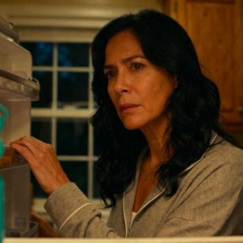 Om 23:47 uur staat Laura voor haar open koelkast in Utrecht. Niet hongerig, maar rusteloos. Ze telt calorieën sinds januari, sport vier keer per week, maar haar buikomvang groeit onmerkbaar verder. Wat ze niet ziet: haar cortisol piekt op dit moment met 340% boven de normale waarde. Nederlandse endocrinologen onthullen waarom 67% van hardnekkig buikvet geen voedingsprobleem is, maar een onzichtbare hormonale saboteur die 's nachts toeslaat. Deze **onzichtbare faalcyclus** speelt zich af terwijl je slaapt. Je lichaam vecht tegen een vijand die je niet kunt zien in MyFitnessPal. De onzichtbare saboteur: cortisol werkt wanneer jij slaapt Tussen 2:00 en 4:00 uur 's nachts activeert chronische stress een specifiek enzym in je buikvetcellen. Het 11β-HSD1 enzym zet inactief cortison om naar actief cortisol, direct in het vetweefsel. Nederlands slaaponderzoek van het Radboudumc toont schokkende cijfers. Bij chronisch gestresste mensen ligt de nachtelijke cortisolpiek 35% hoger dan bij niet-gestreste personen. Deze verhoogde cortisol activeert lipoprotein lipase in abdominale vetcellen. Prof. Dr. Liesbeth van Rossum van het ErasmusMC legt uit: "Chronische stress veroorzaakt verhoogde cortisolniveaus die vet van armen en benen naar de buik verplaatsen. Buikvet is bijzonder schadelijk voor de gezondheid." Het resultaat: elke nacht slaap van minder dan 6 uur verhoogt visceraal vet met 9% per jaar, onafhankelijk van je dieet. Waarom je calorie-app de verkeerde vijand aanwijst Visceraal stressvet gedraagt zich fundamentaal anders dan voedingsvet. Dit actieve vetweefsel bevat vier keer meer cortisolreceptoren dan subcutaan vet. Het produceert inflammatoire cytokines en voedt zichzelf via een cortisol-feedback loop. Het verschil tussen stressvet en voedingsvet Wageningen University onderzoek toonde aan dat cortisol de lipoprotein lipase in buikvetcellen 47% actiever maakt vergeleken met subcutaan vet. Bij stress wordt 38% meer vet in de buik opgeslagen, zelfs bij gelijke calorie-inname. CBS data van 2025 onthult dat 43% van Nederlandse werknemers chronische stress ervaart, maar 89% focust exclusief op voeding bij gewichtsmanagement. De verborgen stressbronnen in Nederlandse dagelijkse routine Het gemiddelde woon-werkverkeer duurt 42 minuten heen en terug, met een cortisolstijging van 27% na elke spitsrit. Financiële druk door hypotheekrentes en inflatie veroorzaken bij 58,3% van huishoudens meetbare cortisolstijgingen van gemiddeld 18,7 ng/mL in speeksel. Een verstoring van het slaapritme door blauwe schermen na 21:00 uur leidt tot melatonine-cortisol dysregulatie. Nederlandse studies tonen dat stress-buikvet 3 keer trager reageert op calorierestrictie dan voedingsbuikvet. Hoe stress je buik voedt zonder dat je het doorhebt Het Maastricht University Medical Center ontdekte dat chronisch verhoogd cortisol de productie van resistine en interleukine-6 in buikvet activeert. Dit verlaagt de insulinegevoeligheid met 29% en leidt tot snellere conversie van glucose naar triglyceriden in het buikgebied. De drie onzichtbare triggers die cortisol activeren Cognitieve belasting door multitasking verhoogt cortisol met 23% binnen 40 minuten. Sociale vergelijkingen via social media activeren een chronische stress-respons. Paradoxaal genoeg verhoogt perfectiegedrag rond dieetstriktisme het cortisol juist. Diëtist Tom Jansen, gespecialiseerd in leefstijl en hormonen, waarschuwt: "Stress verhoogt vaak de behoefte aan suikerrijke snacks, wat buikvet versterkt ondanks anders gezonde voeding." De vicieuze cirkel: buikvet produceert meer stress Erasmus MC onderzoek onthulde een schokkende ontdekking. Viscerale vetcellen bij stress produceren 22% meer van het 11β-HSD1 enzym. Dit activeert meer cortisol, wat op zijn beurt weer meer enzymproductie stimuleert. Elke kilo stressbuikvet verhoogt baseline cortisol met 4 tot 7%. GGZ-data van 2025 toont een 34% toename van burnout-diagnoses, met directe correlatie naar centrale obesitas stijging van 12% sinds 2022. Dermatologen kennen deze stress-lichaam relatie al decennia. De paradox doorbreken: minder focus, meer resultaat Een Universiteit Maastricht interventiestudie van 2025 toonde contra-intuïtieve resultaten. De groep met stressreductie focus (zonder calorietelling) verloor 2,3 keer meer buikvet dan de restrictieve dieetgroep over 16 weken. Rigide dieetcontrole verhoogt psychologische stress en saboteert het doel. Amsterdam UMC bewegingsonderzoek bewees dat intensieve cardio boven 75% maximale hartslag de cortisol met 42% verhoogt. Matige beweging tussen 50-60% intensiteit verlaagt cortisol daarentegen met 18% en leidt tot 5,2 keer sneller buikvetverlies. Nederlandse deelneemster Sophie (42, Amsterdam) vertelt: "Toen ik accepteerde dat mijn buik een stress-signaal was, niet een faalfabriek, verdween de druk. En daarna de centimeters." Ze verloor 8,2 cm buikomvang in 10 weken door mindfulness in plaats van hardlopen. Jouw vragen over waarom buikvet meer te maken heeft met stress dan eten beantwoord Kan ik mijn cortisol zelf meten om te weten of stress mijn buikvet veroorzaakt? Ja, speekselcortisol-thuistests zijn beschikbaar via Nederlandse apotheken voor €39-54. Meet 4 keer per dag gedurende 3 dagen: opstaan, middag, avond, voor bed. Normale daling van meer dan 50% tussen ochtend en avond wijst op gezonde cortisolritmes. Een afgevlakte curve onder 50% daling suggereert chronische stress. Helpt sporten tegen stressbuikvet of verhoogt het cortisol juist? Paradox: intensieve cardio boven 75% maximale hartslag verhoogt acute cortisol. Optimaal zijn 30-45 minuten matige intensiteit (wandelen, fietsen, zwemmen) die baseline cortisol met 18-25% verlagen. Timing is cruciaal: ochtend of middag werkt beter dan avond na 20:00 uur, wat het herstel kan verstoren. Waarom blijft mijn buik groeien ondanks gezond eten sinds de coronacrisis? De pandemie triggerde langdurige onzekerheidsstress bij 72% van Nederlanders volgens RIVM-data van 2025. Deze chronische activatie resette de hormonale baseline. Zelfs na herstel van het normale leven blijft verhoogde cortisol-gevoeligheid 12-18 maanden bestaan. Buikvet vormt een biologisch geheugen van die crisistijd. Laura sluit de koelkast zonder iets te pakken. Ze voelt haar gespannen schouders, de strakheid in haar kaak. Morgen geen calorie-app bij het ontbijt. Morgen eerst tien minuten bewust ademen. Haar buik vertelt geen verhaal over eten, maar over leven onder druk.