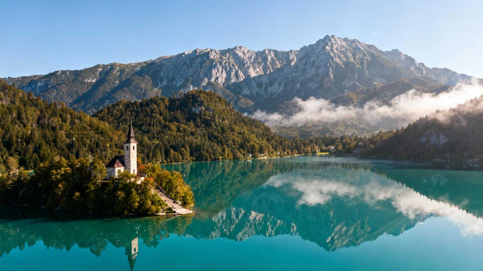 Om 07:30 's ochtends ligt Lake Bohinj in perfecte stilte. Mist danst boven kristalhelder water terwijl de 15e-eeuwse Sint-Johannes kerk baadt in gouden ochtendlicht. Geen toeristenbussen, geen wachtrijen, geen souvenirwinkels. Slechts 20 kilometer verderop wachten Lake Bled-bezoekers al in rijen voor het kasteel. Bohinj biedt dezelfde Alpenschoonheid met 70% minder bezoekers, €130 lagere accommodatiekosten en toegang tot ongerept Triglav Nationaal Park. Twee meren, twee werelden: de cijfers die het verschil maken Lake Bohinj ontvangt jaarlijks 300.000 bezoekers tegenover Bled's 1,2 miljoen toeristen. Deze cijfers vertellen het verhaal van twee verschillende benaderingen van Alpentoerisme. Accommodatieprijzen in Bohinj blijven €60-120 per nacht voor guesthouses. Bled vraagt €150-250 voor vergelijkbare verblijven in het hoogseizoen. Natuurlijke authenticiteit versus commercieel eiland Bohinj ligt volledig binnen Triglav Nationaal Park sinds 1924. Geen hotels staan direct aan het water. Het 4,1 kilometer lange meer behoudt zijn natuurlijke karakter zonder kunstmatige attracties. Bled daarentegen draait om het commerciële kasteel en kerkeiland. Pletna-boten varen constant tussen oever en eiland voor €25 per persoon. Prijsverschillen in dagelijkse uitgaven Een kom jota-soep kost €8-12 in Bohinj's lokale restaurants. Dezelfde maaltijd in Bled kost €18-25 door toeristenpremium. Kanoverhuur bedraagt €10 voor anderhalf uur in Bohinj. Bled-operators rekenen €22 voor dezelfde periode. Wat Lake Bohinj biedt dat Bled en Como vergaten Het meer strekt zich uit over 3,2 vierkante kilometer op 526 meter hoogte. Maximale diepte bereikt 45 meter met kristalhelder water dat tot de bodem zichtbaar blijft. Zoals Matej Košir, lokale gids, uitlegt: "Bohinj is het ultieme tegengif voor het toeristische spektakel rondom Bled. Hier vind je rust, natuur en authentieke beleving." Triglav Nationaal Park erfgoed De regio kent 2.500 jaar ijzerindustrie-geschiedenis. In de 16e eeuw brachten Laticiaanse smeden uit Friuli Venezia Giulia hun technieken naar Bohinj. De Sint-Johannes kerk dateert uit de 15e eeuw met fresco's en houtsnijwerk uit 1380. Geen toegangsprijs, geen verplichte souvenirwinkels bij de uitgang. Betaalbare kwaliteit versus luxeprijzen Panoramische boottochten kosten €15-20 per persoon in 2025. Lake Como vraagt €45-60 voor vergelijkbare excursies tussen Bellagio en Varenna. Eva Zupan, eigenaar van Guesthouse Ribčev Laz, bevestigt: "Onze gasten waarderen vooral de ongerepte natuur en stilte rond Lake Bohinj." Hoe je Lake Bohinj ontdekt: de insider-strategie Juni tot september biedt optimale omstandigheden met 22°C luchttemperatuur. Zwemwater bereikt aangename 22°C in juli en augustus. Vermijd winter met temperaturen van -2°C tot -7°C en mogelijke sneeuwbedekking rond het meer. Bereikbaarheid vanuit Nederland Ljubljana Airport ligt 45-60 minuten rijden van Bohinj. Vliegtickets Amsterdam-Ljubljana kosten €150-250 retour met 1,5-2 uur vluchtdijd. Autorit vanuit Amsterdam duurt 11-12 uur over 1.100 kilometer. Reken op €150-200 voor tol en brandstof enkele reis. Lokale ervaringen en gastronomie Verse forel komt rechtstreeks van lokale vissers naar restaurantkeukens. Traditionele jota combineert zuurkool met bonen en aardappelen voor €12-20 per portie. Honing en kruiden uit de Julische Alpen vormen populaire streekproducten. Ambachtelijke houtsnijwerkers werken nog volgens eeuwenoude traditie. De Lake Bohinj-ervaring die transformeert Terwijl Bled-toeristen selfies maken bij het kasteel, kanoën Bohinj-bezoekers tussen reflecties van 2.000 meter hoge Julische Alpen-toppen. Geen gedwongen fotostops, geen souvenirdruk. De nabijgelegen Savica-waterval valt 78 meter naar beneden zonder entreehekken of commerciële exploitatie. Locals vissen nog steeds forel voor hun eigen restaurants. Dit authentieke Alpenmeer-geheim koesteren Bohinj's 5.000 inwoners: schoonheid zonder performance, natuur zonder decoratie. Wandelpaden leiden rechtstreeks Triglav Nationaal Park in. Jouw vragen over Lake Bohinj, Slovenië – rustiger dan Bled beantwoord Is Lake Bohinj makkelijk bereikbaar vanuit Nederland? Directe vluchten Amsterdam-Ljubljana duren 1,5-2 uur voor €150-250 retour. Van Ljubljana Airport rijdt u 45-60 minuten naar Bohinj via taxi of huurauto voor €60-80. Alternatief: auto vanuit Nederland via Duitse en Oostenrijkse routes in 11-12 uur. Geen rechtstreekse treinverbinding, maar Bohinjska Bistrica station ligt enkele kilometers van het meer. Wat zijn de echte kosten voor drie dagen Lake Bohinj? Accommodatie: €180-360 voor guesthouse midden-segment. Maaltijden: €72-135 bij lokale restaurants. Activiteiten: €30-50 inclusief kano, boottocht en wandelen. Totaalbudget: €282-545 voor drie dagen. Dit bedrag dekt slechts één-twee nachten in Lake Bled tijdens hoogseizoen. Hoe verschilt Lake Bohinj echt van Lake Bled? Bohinj ontvangt 300.000 bezoekers jaarlijks zonder commercieel eiland of kasteel. Triglav Nationaal Park beschermt 4,1 kilometer natuurlijke kustlijn met prijzen 15-25% onder Bled-niveau. Bled trekt 1,2 miljoen bezoekers naar kasteel en kerkeiland. Meer urbanisatie, hogere horeca-prijzen, intensieve toeristische marketing. Bohinj voelt als ongerept natuurreservaat. Ochtendmist lost op boven Lake Bohinj terwijl een solo-kanoër gleed door spiegelgladde reflecties. Alleen peddels door 45 meter diep kristalwater – de Alpenmeer-ervaring die Bled vergat te beschermen.