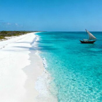 Augustus op Nungwi Beach. Drie toeristenboten lossen 450 bezoekers terwijl hotels € 275 per nacht rekenen. De vuurtoren uit 1886 glanst boven een zee van parasols bij 32°C. Zes maanden eerder ziet hetzelfde kristalwitte zand er anders uit. Juni om 08:00, perfecte 24°C, slechts 30 vroege bezoekers, gematigde getijden die snorkeling mogelijk maken tot 16:00. Hotels vragen € 120 per nacht. Dit is het timing-geheim dat Nungwi's 30.762 bewoners kennen. Terwijl 88% van reizigers december-februari boekt, transformeren juni-oktober deze Zanzibarese bestemming van toeristische hotspot naar authentiek vissersdorp. December versus juni-oktober: de getijdenparadox Nungwi's noordpunt creëert unieke hydraulische condities. Terwijl oostkust-stranden zoals Jambiani dramatische getijdenverschillen van 4+ meter ervaren, blijft Nungwi kalm tijdens het juni-oktober droogseizoen. December-februari combineert hoogseizoen-drukte met onvoorspelbare moessonbuien. Juni-oktober biedt gematigde getijden voor dagelijkse wateractiviteiten, droog weer met minimale regenval versus 40% kans in november, koelere temperaturen van 24-26°C versus 28°C+ in december. Het strand herbergt 200 dagelijkse bezoekers tegenover 1.200+ in het hoogseizoen. Het verschil tussen toeristische chaos en authentieke rust bepaalt één factor: timing. Wat juni-oktober onthult dat december verbergt Dhow-bouw in actie Juni-oktober is laagseizoen voor toerisme maar hoogtseizoen voor ambachten. Langs het strand bouwen vaardige timmerlieden traditionele dhow-boten met technieken uit de 16de eeuw. Het geluid van hamers op hout, de geur van verse verf, ambachtslieden die Arabische ontwerpen uitleggen. Deze ervaringen verdwijnen onder december's toeristenmassa's. Authentieke zeevruchten-economie Wanneer toeristen vertrekken, blijft Nungwi's essentie: 30.762 locals die leven van de zee. Octopus-curry bij lokale eethuizen kost € 3-4 versus € 25 in toeristenrestaurants. Urojo-stoofpot met verse vangst, vers geplukte kruidnagel-saus. Dit is het voedselgeheim dat hoogseizoen commercialiseert maar juni-oktober authentiek houdt. De getallen achter het geheim Kostenanalyse: € 1.550 bespaard December weekverblijf kost € 275 per nacht voor accommodatie, € 50 per persoon voor snorkeling-tours met wachttijden, € 25 per persoon voor restaurant-maaltijden. Totaal ongeveer € 2.800. Juni-oktober weekverblijf vraagt € 120 per nacht voor accommodatie, € 25 voor direct te boeken snorkeling-tours, € 8 per maaltijd in lokale eethuizen. Totaal ongeveer € 1.250. Het verschil: € 1.550 bespaard plus zero wachtrijen plus authentieke ervaringen. Deze patronen herhalen zich op tropische bestemmingen wereldwijd. Klimaat-realiteit Zanzibar's tropische klimaat varieert minimaal. Juni-oktober biedt 24-26°C met minder dan 10% regenval. December-februari geeft 26-28°C met onvoorspelbare buien. Moessonperiodes april-mei brengen zware regenval. Augustus-september kunnen zeer droog en winderig worden. Vergelijkbare seizoensparadoxen bestaan op andere Indische Oceaan eilanden. Nungwi's timing-geheim voor altijd Het verschil tussen toeristische Nungwi en authentiek vissersdorp bepaalt wanneer je arriveert. December-februari vult hotels, blokkeert dhow-zonsondergangen, commercialiseert octopus-curry tot € 25 borden. Juni-oktober transformeert dezelfde 800 meter wit zand naar lokaal territorium. 30.762 bewoners leven hun eeuwenoude rituelen. Gematigde getijden, lege stranden om 08:00, dhow-bouw ongeacht toeristen. Dit is Nungwi zoals bedoeld: authentiek Zanzibar zonder filter. Jouw vragen over Nungwi Beach, Zanzibar (Tanzanie) beantwoord Wat is de absolute beste maand om Nungwi te bezoeken? Juni combineert perfecte omstandigheden: droogseizoen start, minimale bezoekers vóór hoogseizoen-rush, gematigde getijden stabiliseren. Accommodaties kosten € 120-150 per nacht. Dhow-constructie loopt op volle toeren terwijl water 25°C blijft. Zijn wateractiviteiten mogelijk buiten december-februari? Ja, juni-oktober is superieur. Nungwi's noordpunt-locatie creëert gematigdere getijden dan de oostkust. Snorkeling, duiken, zwemmen blijven dagelijks toegankelijk. Hoogseizoen betekent meer bezoekers, niet betere condities. Hoe vergelijkt Nungwi met andere Zanzibar-stranden? Nungwi is het meest bezochte maar heeft de beste getijdenpatronen. Jambiani aan de oostkust heeft dramatischer getijverschillen maar minder drukte. Keuze: toegankelijk water met timing-strategie of permanent rustig met beperkte wateractiviteiten. 06:45, juni-ochtend. Een enkele dhow glijdt voorbij terwijl de Ras Nungwi-vuurtoren oranje kleurt. Geen toerist verstoort dit beeld. Dit moment bestaat alleen voor wie het timing-geheim kent: Nungwi's beste maanden beginnen wanneer toeristen vertrekken.