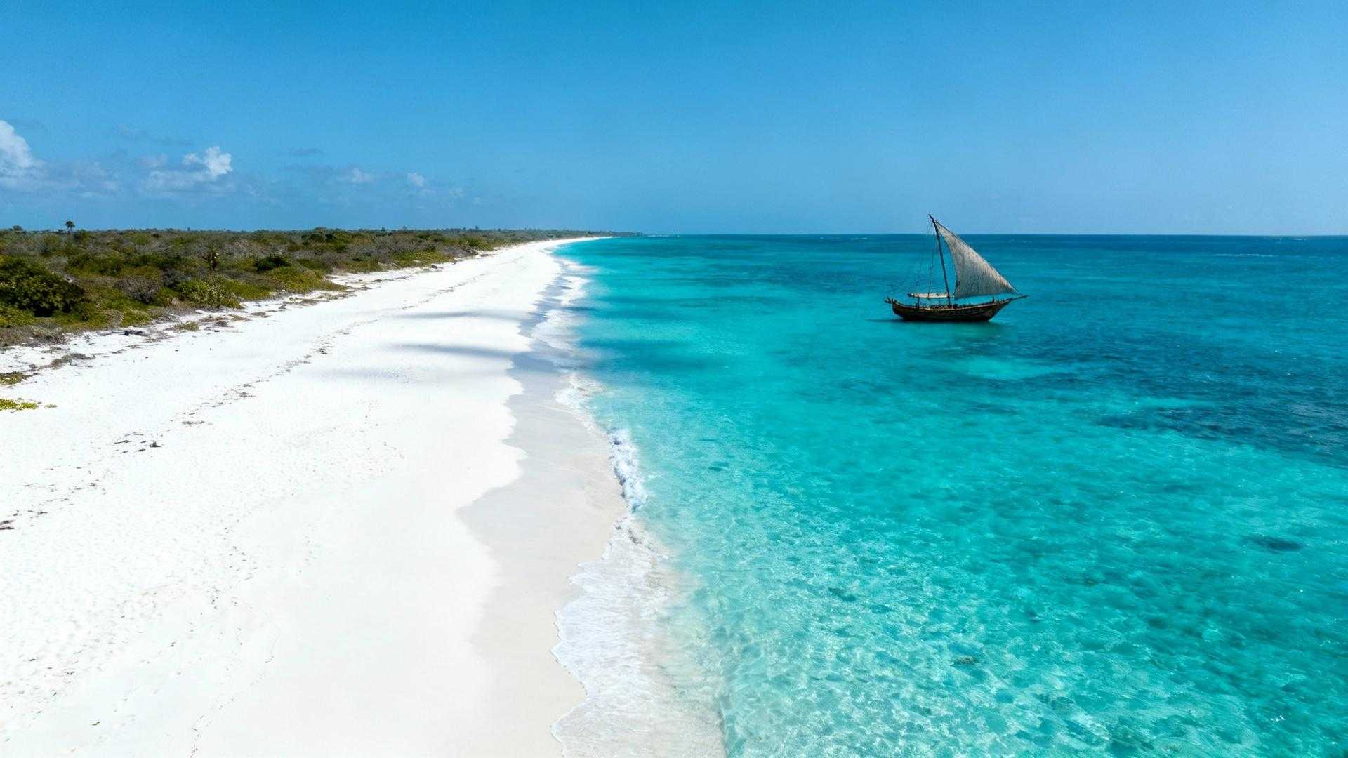 Augustus op Nungwi Beach. Drie toeristenboten lossen 450 bezoekers terwijl hotels € 275 per nacht rekenen. De vuurtoren uit 1886 glanst boven een zee van parasols bij 32°C. Zes maanden eerder ziet hetzelfde kristalwitte zand er anders uit. Juni om 08:00, perfecte 24°C, slechts 30 vroege bezoekers, gematigde getijden die snorkeling mogelijk maken tot 16:00. Hotels vragen € 120 per nacht. Dit is het timing-geheim dat Nungwi's 30.762 bewoners kennen. Terwijl 88% van reizigers december-februari boekt, transformeren juni-oktober deze Zanzibarese bestemming van toeristische hotspot naar authentiek vissersdorp. December versus juni-oktober: de getijdenparadox Nungwi's noordpunt creëert unieke hydraulische condities. Terwijl oostkust-stranden zoals Jambiani dramatische getijdenverschillen van 4+ meter ervaren, blijft Nungwi kalm tijdens het juni-oktober droogseizoen. December-februari combineert hoogseizoen-drukte met onvoorspelbare moessonbuien. Juni-oktober biedt gematigde getijden voor dagelijkse wateractiviteiten, droog weer met minimale regenval versus 40% kans in november, koelere temperaturen van 24-26°C versus 28°C+ in december. Het strand herbergt 200 dagelijkse bezoekers tegenover 1.200+ in het hoogseizoen. Het verschil tussen toeristische chaos en authentieke rust bepaalt één factor: timing. Wat juni-oktober onthult dat december verbergt Dhow-bouw in actie Juni-oktober is laagseizoen voor toerisme maar hoogtseizoen voor ambachten. Langs het strand bouwen vaardige timmerlieden traditionele dhow-boten met technieken uit de 16de eeuw. Het geluid van hamers op hout, de geur van verse verf, ambachtslieden die Arabische ontwerpen uitleggen. Deze ervaringen verdwijnen onder december's toeristenmassa's. Authentieke zeevruchten-economie Wanneer toeristen vertrekken, blijft Nungwi's essentie: 30.762 locals die leven van de zee. Octopus-curry bij lokale eethuizen kost € 3-4 versus € 25 in toeristenrestaurants. Urojo-stoofpot met verse vangst, vers geplukte kruidnagel-saus. Dit is het voedselgeheim dat hoogseizoen commercialiseert maar juni-oktober authentiek houdt. De getallen achter het geheim Kostenanalyse: € 1.550 bespaard December weekverblijf kost € 275 per nacht voor accommodatie, € 50 per persoon voor snorkeling-tours met wachttijden, € 25 per persoon voor restaurant-maaltijden. Totaal ongeveer € 2.800. Juni-oktober weekverblijf vraagt € 120 per nacht voor accommodatie, € 25 voor direct te boeken snorkeling-tours, € 8 per maaltijd in lokale eethuizen. Totaal ongeveer € 1.250. Het verschil: € 1.550 bespaard plus zero wachtrijen plus authentieke ervaringen. Deze patronen herhalen zich op tropische bestemmingen wereldwijd. Klimaat-realiteit Zanzibar's tropische klimaat varieert minimaal. Juni-oktober biedt 24-26°C met minder dan 10% regenval. December-februari geeft 26-28°C met onvoorspelbare buien. Moessonperiodes april-mei brengen zware regenval. Augustus-september kunnen zeer droog en winderig worden. Vergelijkbare seizoensparadoxen bestaan op andere Indische Oceaan eilanden. Nungwi's timing-geheim voor altijd Het verschil tussen toeristische Nungwi en authentiek vissersdorp bepaalt wanneer je arriveert. December-februari vult hotels, blokkeert dhow-zonsondergangen, commercialiseert octopus-curry tot € 25 borden. Juni-oktober transformeert dezelfde 800 meter wit zand naar lokaal territorium. 30.762 bewoners leven hun eeuwenoude rituelen. Gematigde getijden, lege stranden om 08:00, dhow-bouw ongeacht toeristen. Dit is Nungwi zoals bedoeld: authentiek Zanzibar zonder filter. Jouw vragen over Nungwi Beach, Zanzibar (Tanzanie) beantwoord Wat is de absolute beste maand om Nungwi te bezoeken? Juni combineert perfecte omstandigheden: droogseizoen start, minimale bezoekers vóór hoogseizoen-rush, gematigde getijden stabiliseren. Accommodaties kosten € 120-150 per nacht. Dhow-constructie loopt op volle toeren terwijl water 25°C blijft. Zijn wateractiviteiten mogelijk buiten december-februari? Ja, juni-oktober is superieur. Nungwi's noordpunt-locatie creëert gematigdere getijden dan de oostkust. Snorkeling, duiken, zwemmen blijven dagelijks toegankelijk. Hoogseizoen betekent meer bezoekers, niet betere condities. Hoe vergelijkt Nungwi met andere Zanzibar-stranden? Nungwi is het meest bezochte maar heeft de beste getijdenpatronen. Jambiani aan de oostkust heeft dramatischer getijverschillen maar minder drukte. Keuze: toegankelijk water met timing-strategie of permanent rustig met beperkte wateractiviteiten. 06:45, juni-ochtend. Een enkele dhow glijdt voorbij terwijl de Ras Nungwi-vuurtoren oranje kleurt. Geen toerist verstoort dit beeld. Dit moment bestaat alleen voor wie het timing-geheim kent: Nungwi's beste maanden beginnen wanneer toeristen vertrekken.