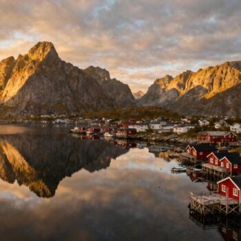 Augustus om 14:00 bij Reine's iconische rode vissershutten. Meer dan 300 toeristen fotograferen hetzelfde uitzicht. Hotels rekenen € 340 per nacht. Maar vier maanden eerder, in mei om 07:30, ligt dezelfde 1.227 km² eilandengroep vrijwel verlaten bij identieke berglandschappen. Het timing-geheim dat 24.500 locals al eeuwen bewaren: Lofoten's magie draait niet om de middernachtzon, maar om het 8-weken venster dat 88% van de bezoekers mist. Augustus vs mei: het Lofoten-contrast dat locals kennen Van de 400.000 jaarlijkse bezoekers concentreert zich 71% in slechts 10 weken. Augustus toont temperaturen tot 16°C, maar mei biedt 9-12°C met minder wind. Hotels kosten € 120-200 in mei versus € 250-400 in augustus. Het visuele verschil? Middernachtzon versus noorderlicht dat eind augustus begint. De E10 nationale toeristenroute blijft volledig toegankelijk. Bruggen en tunnels vanaf 2007 verbinden alle eilanden jaar-rond. Enige verschil: mei heeft 2-3 mogelijke sneeuwdagen boven 500 meter, niet op de E10 zelf. Elisabeth Dreyer van Destination Lofoten bevestigt: "In augustus zien we 3-4 keer zoveel bezoekers op Reinebringen vergeleken met mei. De trail is letterlijk overspoeld." September combineert beide werelden: 11°C gemiddeld, 35% noorderlicht-kans, en slechts 680 dagelijkse auto's bij Haukland Beach versus 1.150 in augustus. Wanneer Lofoten's 24.500 locals hun eilanden heroveren De echte Lofoten-ervaring ontvouwt zich buiten het zomerseizoen. Twee perfecte vensters openen zich voor wie het timing-geheim kent. Mei 15 - juni 15: het groene venster Arctische flora bloeit in alle kleuren. Wandeltemperaturen van 10-15°C maken Reinebringen's 448 meter klim perfect. Nusfjord's rode hutten weerspiegelen in kalm water zonder selfie-drukte. Vissers beginnen het seizoen - authentieke taferelen die augustus-toeristen missen. Lokale festivals zoals het Ballstad Art Festival behouden hun oorspronkelijke karakter. Wildcamping is toegestaan vanaf 15 april, met betere temperaturen dan de koude augustusnachten. September 1 - september 30: noorderlicht-bonus Aurora Borealis kans stijgt naar 35% versus slechts 5% in augustus. Herfstherfstkleuren transformeren berghellingen in een natuurlijk kunstwerk. Laatste 15°C dagen combineren met het begin van het stokvis-droogproces bij authentieke vissershutten. Het Lofotr Vikingmuseum in Borg ontvangt bezoekers zonder wachtrijen. Zoals Ribe's Vikinggeschiedenis toont september Lofoten's erfgoed in rust. De € 155 kostenbesparing per nacht bewijst zich Concrete financiële voordelen maken het schouderseizoen onweerstaanbaar. Reserveringsstress verdwijnt, authenticiteit keert terug. Accommodatie-transformatie Rorbuer (authentieke vissershutten) kosten € 180-220 in mei versus € 320-410 in augustus. Moderne hotels in Svolvær dalen van € 275-350 naar € 140-180. Bezetting valt van 98% naar comfortabele 65%, wat spontane boekingen mogelijk maakt. Wildcamping blijft gratis toegestaan buiten de verboden periode 1 juli-15 augustus. Mei en september bieden ideale temperaturen voor tent-avonturen: 10-15°C versus koude 5°C augustusnachten. Activiteiten zonder massa-toerisme Vistochten kosten identieke € 80-120, maar transformeren van 15-persoons groepen naar private ervaringen. Kajakken tussen eilanden: € 60-100 zonder reserveringsnoodzaak. Net als Flåm's timing-voordeel biedt september persoonlijke rondleidingen in het Lofotr Vikingmuseum voor € 15-20. Het Lofoten-licht dat fotografen missen Mei's middernachtzon creëert een 20:00 gouden uur zonder mensenmassa's op Haukland Beach. September combineert noorderlicht met herfstgoud op berghellingen - visuele bonus die zomer volledig mist. De 1.000 km kustlijn transformeert van toeristisch decor naar fotografisch canvas. Lokale vissers bij Henningsvær delen verhalen in plaats van poseren voor camera's. Hans Fredrik Sørdal, burgemeester van Flakstad, vat het samen: "Mei en september zijn de enige maanden waar we nog ademruimte hebben als gemeenschap." Zoals Lysevegen's haarspeldbochten tonen timing alles verandert. Jouw vragen over Lofotkysten, Noorwegen – kust van eindeloos licht beantwoord Is de E10 bereikbaar in mei en september? Volledig toegankelijk jaar-rond sinds brugverbinding 2007. Mei heeft mogelijk 2-3 sneeuwdagen boven 500 meter, niet op de E10 zelf. September blijft sneeuwvrij. Autohuur daalt van € 90-120 augustus naar € 50-70 in schouderseizoen. Wat eten locals buiten zomerseizoen? Verse stokvis-bereiding start september, skrei-seizoen maart-april. Lokale restaurants in Svolvær serveren dagverse vis voor € 20-35 versus toeristische menu's van € 40-60. Ballstad's vissersmarkten behouden authenticiteit zonder drukte. Hoe verschilt Lofoten van IJsland's Westfjorden? Lofoten biedt superieure bereikbaarheid via E10 versus IJslands grindwegen. 200% meer accommodaties beschikbaar. Beide delen noorderlicht-magie, maar Lofoten profiteert van warmere Golfstroom-invloed: 5-8°C temperatuurvoordeel september. September om 06:30 op Reinebringen's 448 meter top. Geen andere wandelaar verstoort het 360° panorama. Beneden liggen Reine's rode hutten nog in ochtendschaduw, fjordwater spiegelt eerste zonnestralen. Dit is Lofoten's werkelijke timing-geheim: niet de middernachtzon, maar de stilte ervoor en erna.