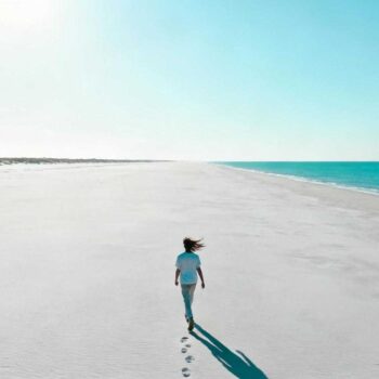 Augustus betekent rijen parasols op Lakolk strand, parkeerplaatsen vol Duitse kentekens, en hotelkamers vanaf €250 per nacht. Mei betekent hetzelfde 20 kilometer brede strand, maar dan leeg onder identieke 18°C temperaturen voor slechts €95 per nacht. Dit timing-geheim bewaren Rømø's 550 vaste bewoners zorgvuldig, terwijl 88% van de 2 miljoen jaarlijkse bezoekers zich verdringen in juli-augustus. Het verschil tussen seizoenen op dit Deense waddeneiland is dramatisch. Waar zomergasten vechten om strandplekken, wandelen voorjaarsbezoekers alleen over Europa's breedste strand. Wanneer de Noordzee Rømø transformeert van druk naar droombestemming De Rømø-dijk van 9,5 kilometer verbindt het eiland sinds 1948 met het vasteland. In augustus kruipt het verkeer over deze dam. In mei rijd je ongestoord naar een van de 129 vierkante kilometer natuur. Juli en augustus brengen meer dan 65% van alle bezoekers naar het eiland. Campings als Lakolk Strandcamping zitten vol, restaurants hebben wachtrijen. De temperatuur verschilt nauwelijks: 19°C in augustus tegenover 17°C in juni. Het weer vertelt het echte verhaal. Mei tot september kennen gemiddeld 15-20°C, ideaal voor strandwandelingen en natuurverkenning. De neerslag blijft laag, de Noordzeewind draagt zilte geuren mee. Het 5-maanden venster dat 88% van bezoekers missen Mei-juni: leeg strand bij perfecte wandeltemperaturen Om 07:00 in mei staat het Lakolk strand leeg. Geen voetafdrukken in het witte zand, alleen krijsende meeuwen boven de branding. De horizon strekt zich 20 kilometer uit, ononderbroken door parasols of ligbedden. Vogelspotters ontdekken nu de Waddenzee-moerassen op hun best. Duizenden trekvogels rusten in de getijdengebieden. Ribe, slechts 50 kilometer verderop, combineert perfect met Rømø voor een authentiek Zuid-Jutland avontuur. September: walvisvaart-erfgoed zonder wachtrijen Het Kommandørgården museum opent zijn deuren zonder drukte in september. Dit voormalige kapiteinshuis uit 1748 toont 18e-eeuwse rijkdom van de walvisvaart. Nederlandse tegels versieren de kamers, zware houten meubels getuigen van prosperiteit. De St. Clemenskerk in Kirkeby, gebouwd rond 1200, hangt vol scheepsmodellen aan het plafond. Lokale families brachten deze votiefoffer en na succesvolle walvisvangsten. Vergelijkbaar met Zoutelande, biedt september dezelfde temperaturen zonder toeristische drukte. Wat je écht ervaart buiten hoogseizoen Strandzeilen en paardrijden zonder drukte Strandzeilverhuur kost €25-40 per uur in mei-juni. In augustus betaal je hetzelfde, maar wacht je uren op beschikbaarheid. Het brede strand biedt perfecte omstandigheden voor beginners en gevorderden. Paardrijden op het strand wordt magisch zonder menigten. Voor €40-60 per uur galoppeer je langs de vloedlijn, alleen de hoefslag in nat zand achterlatend. Net zoals dit Estse eiland bewijst, maken minder bezoekers eilandexperiënties authentieker. Lokale visspecialiteiten tegen eerlijke prijzen In Havneby serveren restaurants gerookte vis voor €20-25 per gerecht. Augustus brengt toeristenprijzen van €35 en Engelstalige menu's. Mei betekent Deense conversations tussen locals, authentieke porties, traditionele honingkoekjes na de maaltijd. Lokale markten verkopen verse Noordzeevis rechtstreeks van de kotter. De walvisvaarttraditie leeft voort in geconserveerde vis en traditionele bereidingswijzen. Families runnen restaurants sinds generaties, hun recepten onveranderd. Waarom locals mei-september bewaren als geheim Na augustus kehrt sich alles. Havneby haven krijgt zijn dorpse karakter terug. Lokale vissers repareren netten zonder fotograferende toeristen. De 550 vaste bewoners wandelen weer ontspannen over 'hun' strand. "Het echte Rømø begint na de zomervakantie," vertelt een lokale campingeigenaar die al twee decennia bezoekers verwelkomt. "Dan zien gasten wat wij dagelijks ervaren - een eiland dat ademt." Deze €155 besparing geldt ook voor Nederlandse kusten, maar Rømø combineert prijs met unieke walvisvaart-geschiedenis. September brengt het jaarlijkse kitefestival, een lokaal evenement zonder commerciële glans. Families piknicken op het strand, kinderen leren vliegeren van grootouders. Dit is Rømø zonder marketing, zonder massa's. Jouw Vragen Over Rømø, Denemarken – strandbrede horizon Beantwoord Wat is de beste reismaand voor Rømø in 2025? Mei combineert lege stranden met vogeltrek in de Waddenzee. Juni biedt 18°C perfecte wandeltemperaturen zonder drukte. September betekent erfgoedfestivals en authentieke lokale ervaringen. Vermijd juli-augustus tenzij je mensenmassa's en toeristische prijzen prefereren. Hoe bereik je Rømø vanuit Nederland? Auto blijft praktisch: 420 kilometer vanaf Amsterdam via de A7 en Duitse snelwegen naar de Rømø-dijk. Reistijd 5,5-6 uur afhankelijk van verkeer. Trein naar Tønder plus bus werkt, maar auto geeft flexibiliteit voor strandtoegang en erfgoedlocaties verkennen. Vergelijkt Rømø met Nederlandse Waddeneilanden? Rømø biedt het breedste strand van Noord-Europa tegenover Texel's smalle duinstranden. Met 2 miljoen bezoekers per jaar blijft het rustiger dan Texel's geconcentreerde 1,3 miljoen. Walvisvaart-geschiedenis maakt het uniek, prijsniveau vergelijkbaar op €100-150 middensegment accommodaties. Mei-ochtend 07:30, alleen op 20 kilometer wit zand. Noordzeewind draagt zilte geuren mee, geen andere voetstappen verstoren de stilte. De walvisvaartkapiteinhuizen uit 1748 wachten leeg op bezoekers. Dit is Rømø zoals 550 locals het dagelijks ervaren, niet het toeristeneiland van augustus-drukte.