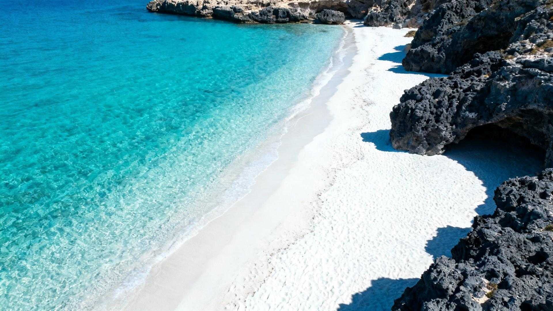 Augustusmiddag op Spiaggia dei Conigli. De 547ste bezoeker van de dag fotografeert turquoise water zonder op te merken dat de 6.000 Lampedusa-bewoners het strand al om 17:00 verlaten. Dit beschermde natuurreservaat sinds 2006 heeft ongeschreven regels die toeristen nooit begrijpen. Het reserveringssysteem lijkt simpel: €1,30 voor twee personen, maximaal 550 bezoekers per shift. Maar locals weten dat deze 200 meter lange baai meer vereist dan een online booking. De reservering betekent meer dan toegang — het is jouw contract met natuur Maria Carmela Vassallo benadrukt: "Vanaf juni tot oktober geldt een streng toegangsbeleid voor Spiaggia dei Conigli, met slechts 550 bezoekers per tijdslot. Dit om het delicate ecosysteem van schildpadden te beschermen." Toeristen zien het als formaliteit. Lampedusa-bewoners beschouwen het als privilege dat je verdient door correct gedrag. De twee shifts (8:30-13:30 en 14:30-19:30) beschermen niet alleen Caretta caretta nesting, maar behouden de sereniteit die massatoerisme vernietigt. Echte insiders weten: reserveer voor de vroege ochtendshift. De eerste 50 bezoekers ervaren het strand zoals bedoeld — zonder drukte, met perfect licht voor de turquoise kleuren die het internationale roem gaven. Het 800 meter wandelpad test jouw intenties Luca Gallo verklaart: "Het pad naar het strand biedt adembenemende uitzichten en bereidt je voor op een tocht door een van de meest ongerepte natuurgebieden van Italië." Waarom goede schoenen geen suggestie zijn De 800 meter vanaf de parkeerplaats is geen ongemak — het is opzettelijk filter. Geen auto-toegang voorkomt commercialisering. Locals observeren hoe bezoekers het pad benaderen: wie klaagt over de afstand, wie onvoorbereid struikelt in teenslippers. Het panoramische uitzicht onderweg toont grillige vulkanische rotsen en kristalhelder water. Maar alleen als je niet gehaast bent naar de Instagram-foto. Matera heeft 150 rotskerken waar 98% van 1,5 miljoen bezoekers de fresco's mist — hetzelfde patroon van gemiste diepgang door haast. Het pad ritueel betekent timing Bewoners wandelen bij zonsopgang (06:30) of na 17:00. Middag-hitte van 32°C in augustus is toeristentijd. De temperatuur vertelt wanneer locals vertrekken — en waarom respectvolle bezoekers hetzelfde doen. Caretta caretta etiquette — wat bordjes niet uitleggen De nestelingsperiode is heilig tussen mei en augustus Het reserveringssysteem sluit om 19:00 niet voor administratie — het beschermt nesting-uren. Zeeschildpadden verkennen het gebied bij schemering. Geen flitsfotografie. Geen strandballen die trillingen veroorzaken in het zand waar eieren liggen. Marco Fontana bevestigt: "Door de strikte beperkingen is de biodiversiteit rond Spiaggia dei Conigli met succes hersteld, een voorbeeld voor het beheer van kwetsbare toeristische gebieden." Locals vertellen het nooit direct — ze verwachten dat respectvolle bezoekers het begrijpen. La Pelosa op Sardinië heeft vergelijkbare beschermingsregels voor Mediterraan strandecosysteem. Zwemmen heeft onzichtbare grenzen Het kleine eilandje Isola dei Conigli, 100 meter voor de kust, lijkt bereikbaar. Maar locals zwemmen er nooit naartoe tijdens nesting-maanden — het eiland is beschermd Caretta caretta gebied. De stromingen zijn verraderlijk zonder lifeguards. Bewoners houden oogcontact met zwemmers — niet controle, maar zorgattentie die generaties Lampedusa-families kenmerkt sinds de natuurreservaat-status van 2006. De onzichtbare vuile was-test onthult respect Anna Russo merkt op: "Lampedusa en het Spiaggia dei Conigli zijn verborgen juweeltjes, met turquoise zee en weinig massatoerisme vergeleken met andere bestemmingen in de Middellandse Zee." Elke dag na 19:00 sluitingstijd inspecteren locals het strand. Het verschil tussen "schoon achtergelaten" en "perfect ongerept" bepaalt hoe bewoners over toerisme denken. Geen prullenbakken is geen gebrek — het is filosofie. Plastic flessen, sigarettenpeuken, voedselresten: elk stuk afval voelt als persoonlijke belediging aan het 19-jaar natuurbehoud. Phra Nang Cave Beach heeft identieke onuitgesproken regels voor beschermde natuurgebieden. Jouw vragen over Spiaggia dei Conigli (Plage des Lapins), Lampedusa (Italie) beantwoord Moet ik echt reserveren, zelfs in mei? Ja. Het systeem draait juni-oktober officieel, maar mei-reservering wordt sterk aangeraden. Het voorkomt teleurstelling bij de 550-limiet en toont respect voor beheersysteem. Reserveer via prenotazionespiaggiaconigli.it minimaal 48 uur vooraf. Toegang is tijdelijk gratis in 2025 tijdens systeemaanpassingen. Waarom vertrekken locals om 17:00? Niet vanwege sluitingstijd (19:00), maar vanwege respect voor schemerperiode wanneer zeeschildpadden gebied verkennen voor nesting. Locals ervaren het strand in twee shifts die toeristen missen: 06:30-09:00 zonsopgang-rust en 17:30-19:00 gouden uur-sereniteit. Loire-kastelen hebben vergelijkbare timing-strategieën voor beschermde toegang. Is het echt mooier dan andere middellandse zee stranden? Objectief: TripAdvisor Top 10 wereldwijd, Legambiente-erkenning voor waterkwaliteit. De combinatie van beschermingsstatus, bezoekerslimieten en actieve natuurbehoud creëert atmosfeer die gecommercialiseerde stranden verloren. Spiaggia dei Conigli voelt authentieker door gedwongen bezoekerslimieten dan Cala Mariolu of Palombaggia. 18:45 uur. De laatste toerist vertrekt. Een Lampedusa-vrouw wandelt het 800 meter pad met rieten mand, verzamelt achtergebleven plastic. Ze groet twee vroege bezoekers voor volgende dag: "Domani, alle sei e mezzo — il mare è vostro." Morgen, 06:30 — de zee is van jullie. Maar alleen als je de ongeschreven regels kent.