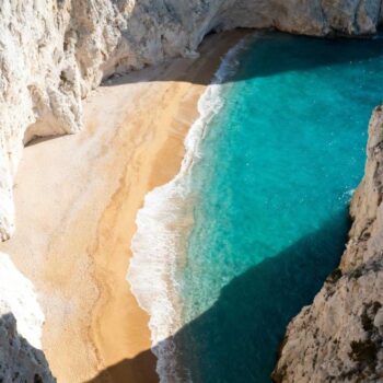 Augustus middag, 14:00 uur. De parkeerplaats bij Kaputas Beach barst uit zijn voegen met drie toeristenbussen die 240 bezoekers uitspuwen. De temperatuur bereikt 32°C. Hotels in Kaş rekenen €275 per nacht. De 187 treden naar beneden transformeren in een transpirerende chaos van selfie-stokken en bezwete gezinnen. Verschuif die mentale camera naar 20 mei om 08:30 uur. Dezelfde dramatische kloof. Hetzelfde kristalheldere turquoise water. Hetzelfde goudgele zand tussen witte kalkstenen kliffen. Maar nu leeg bij perfecte 26°C. Parkeerplaatsen beschikbaar. Accommodaties voor €120. Dit is het timing-geheim dat lokale Turken al generaties bewaren. Waarom mei-september eigenlijk de maanden zijn dat Kaputas Beach voor €155 minder 187 treden waard blijft. De kloof die tussen seizoenen transformeert Vanuit de D400 kustweg zie je hetzelfde adembenemende panorama. De kloof die 50 meter diep naar de Middellandse Zee snijdt. De 200 meter lange strook goudgeel zand. Het turquoise water dat tegen witte rotsen klotst. Maar de ervaring verschilt hemelsbreed. Augustus brengt een file van auto's die 2 km voor én na de ingang parkeren. Bezoekers lopen transpirend langs de weg. De 187 treden naar beneden worden een menselijke slalom. Mei toont hetzelfde landschap in sereniteit. De Lyciërs kozen deze haven niet voor niets. Beschut tussen kliffen, natuurlijk gevoed door ondergrondse bronnen, perfect gepositioneerd voor oostenwind. Bretagne's verborgen baaien volgen hetzelfde patroon. Wat mei-september onthullen dat juli-augustus verbergen Het 25-28°C venster: wanneer zwemmen perfect wordt Klimaatdata toont de waarheid. Mei-juni bieden 25-28°C luchttemperatuur en 22-25°C zeewater. September houdt 28-30°C lucht met nog 25°C warm zeewater van de zomer. Identiek zwemcomfort aan hoogseizoen zonder 32°C+ verhitting. Het goudgele zand blijft 200 meter toegankelijk. Elke vierkante meter beschikbaar voor jouw handdoek. Geen gedrang om schaduw. De kliffen bieden natuurlijke windscherm bij perfecte temperaturen. De Lyciër-erfenis zonder drukte Deze kustlijn diende als Lyciërs haven sinds de Bronstijd. Romeinse handelaars exporteerden via Kaputas naar Egypte en Rome. Rotsgraven en oude nederzettingen getuigen nog steeds van deze geschiedenis. In mei-september ervaar je die eeuwenoude connectie. La Pelosa's timing bewijst hetzelfde principe. Archeologische rust zonder toeristen die de geschiedenis overschaduwen. De concrete ervaring: 187 treden in beide werelden Wat je vindt beneden Turquoise water tegen witte kliffen blijft identiek. Goudgeel zand 200 meter lang blijft hetzelfde. Ligbed en parasol voor €5-10 beschikbaar in beide seizoenen. Snorkelmogelijkheden tussen de rotsformaties blijven gelijk. Het verschil? Ruimte om te ademen. Geen wachtrijen voor schaduw. Natuurlijke geluiden van golven in plaats van drukte. Phra Nang Cave's etiquette wordt hier overbodig door pure leegheid. Mezze en verse vis zonder wachttijden Lokale eetplekken langs D400 serveren dezelfde verse vis uit de Middellandse Zee. Traditionele mezze, warme baklava, sterke Turkse koffie. Kwaliteit blijft identiek. Hoogseizoen rekent €18-25 per maaltijd met wachtwoorden. Schouderseizoen biedt €10-15, directe service, locals die hun favoriete recepten delen. Zoals een restauranteigenaar in Kalkan sinds 20 jaar bevestigt: "Toeristen weten niet dat september onze beste maand is." Het €155 verschil dat 88% mist Prijsanalyse onthult de waarheid. Accommodaties zakken van €250 hoogseizoen naar €95 mei-september voor identieke kwaliteit. Hotels in Kaş en Kalkan tonen hetzelfde Middellandse Zee panorama. Dezelfde verse ontbijten. 60% lagere tarieven. Het emotionele contrast raakt dieper. Dezelfde zonsondergang over turquoise water. Dezelfde dramatische kliffen. Maar nu zonder mensenmassa's die het moment verstoren. Pink Beach's statistiek bewijst: 88% mist het optimale venster overal. De 187 treden voelen als privé-toegang tot een geheim. Jouw vragen over Kaputas Beach, Turkije beantwoord Wanneer precies zijn mei-september optimaal voor Kaputas? Mei en juni bieden 25-28°C met zeewater die opwarmt naar 22-24°C. Geen neerslag, perfecte wandelcondities. September houdt 28-30°C met zeewater nog 25°C van de zomer. Vermijd oktober wegens wisselende getijden en onvoorspelbaar weer. Hoe bereik je Kaputas zonder auto in schouderseizoen? Dagelijkse bussen Antalya-Kaş kosten €10-15 voor 3 uur reistijd. Stoppen bij D400 kustweg boven strand. Mei-september rijden bussen 8x per dag versus 12x hoogseizoen. Taxi vanuit Kalkan 7 km kost €15-20, Kaş 20 km €35-45. Vergelijking: Kaputas versus Oludeniz Beach timing Oludeniz ligt 50 km westelijk met bredere stranden en altijd kalme lagune. Meer toeristisch, resort-gevoel. Kaputas behoudt dramatischer kloof, compacter, authentieker. Beide volgen identieke mei-september venster, maar Kaputas houdt lokaal karakter waar Oludeniz internationaal resort-karakter toont. September ochtendlicht kleurt de kalkstenen kliffen roze terwijl je de 187 treden afdaalt. Beneden wacht hetzelfde turquoise water dat augustus-bezoekers fotografeerden. Maar nu alleen voor jou, de Lyciërs, en het tijdloze geluid van golven.